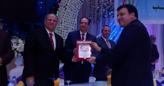 محافظ الدقهلية يشهد حفل "يوم الطبيب" ويكرم الأم المثالية 