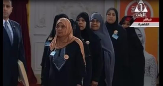 بالصور.. الرئيس السيسي يكرم الأمهات المثاليات باحتفالات "يوم المرأة المصرية"