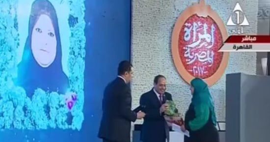 بالفيديو.. الأم المثالية للفيوم تُهدى الرئيس السيسى مصحفًا خلال تكريمها