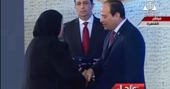 المشاركون بحفل يوم المرأة المصرية يقفون إجلالا لأمهات الشهداء أثناء تكريمهن