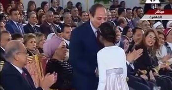 الرئيس يقبل رأس طفلة بعد تألقها فى غناء "ست الحبايب" بيوم المرأة المصرية