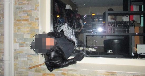الشرطة الفرنسية تنشر صورة ساخرة للص عالق فى واجهة متجر قبل اعتقاله
