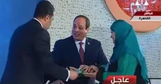 الأم المثالية بالفيوم تكشف سر إعطائها ورقة للرئيس السيسى