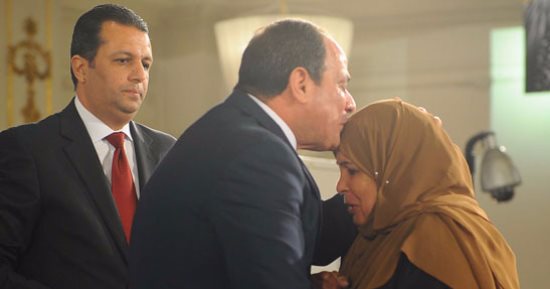 بالفيديو.. سيدات يقاطعن الرئيس السيسي ويهتفن له خلال كلمته بـ"حفل المرأة المصرية"