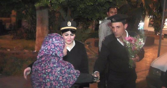 مديرية أمن الجيزة توزع الورد على الأمهات بالميادين بمناسبة عيد الأم 