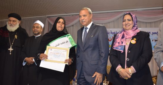 بالصور .. محافظ قنا يكرم الأمهات المثاليات بمديرية التضامن الإجتماعى