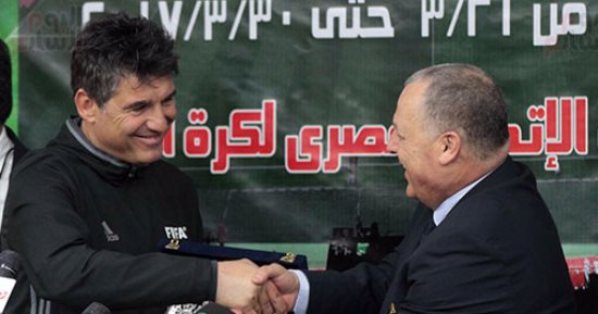 بالفيديو والصور.. أبو ريدة يكرم بوساكا ويعلن موقفه من تجربة "الحكم الخامس"