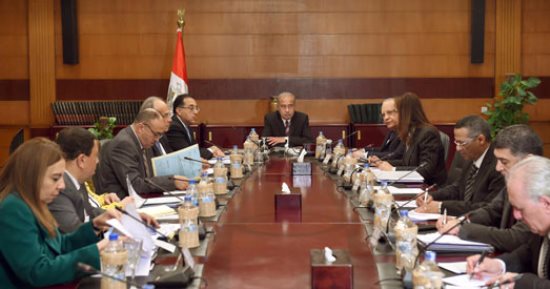 بالصور.. رئيس الوزراء يرأس اجتماعا لبحث ملف أصول الدولة غير المستغلة 