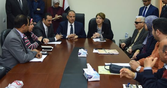 بالفيديو والصور .. محافظ الإسكندرية يستقبل الأسر القبطية القادمة من العريش