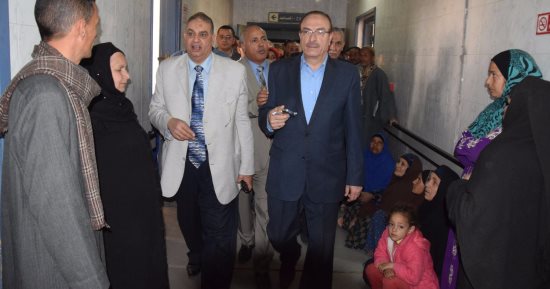 محافظ بنى سويف يزور التلاميذ المصابين بإشتباه تسمم و يقرر وقف توزيع الوجبات