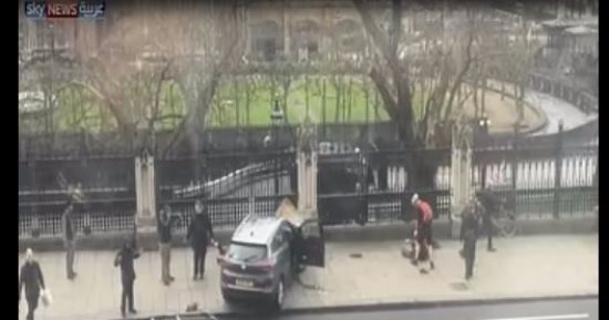أول صورة لاصطدام سيارة الإرهابيين بسياج مبنى البرلمان البريطانى