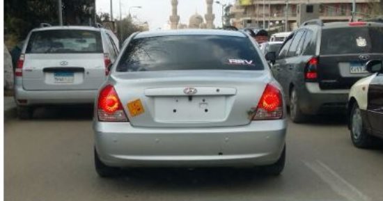 مواطن يرصد سيارة بدون لوحات معدنية بالزقازيق أمام مبنى محافظة الشرقية 