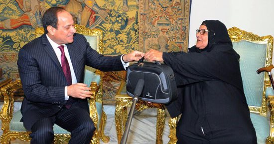 المتبرعة بثروتها لـ"تحيا مصر": الرئيس سقانى الشاى بيده.. وعلى وجهه رضا ربنا