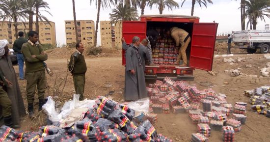 بالصور.. "صحة طما" تعدم 9000 زجاجة مياه غازية تستخدم موادا محظورة للتحلية