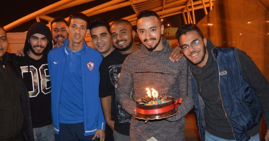 بالصور ... جماهير الزمالك تحتفل بعيد ميلاد "أحمد فتوح" بمطار القاهرة