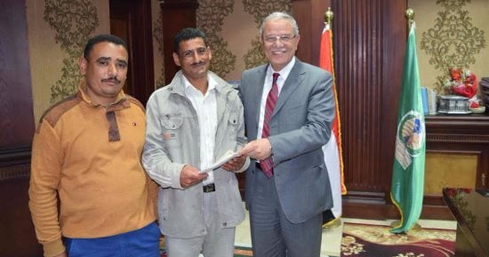 محافظ المنيا يٌكرم "مراكبى" أنقذ فتاة سقطت من أعلى كوبرى النيل