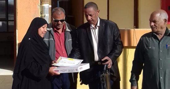 بالصور.. تلاميذ مدرسة ابتدائية بأسوان يكرمون والدة زميلهم أمًا مثالية