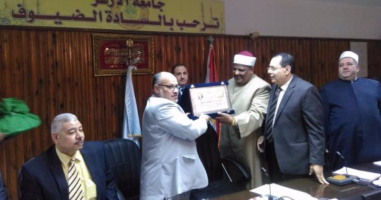 جامعة الأزهر تكرم رئيسها السابق بحضور عباس شومان