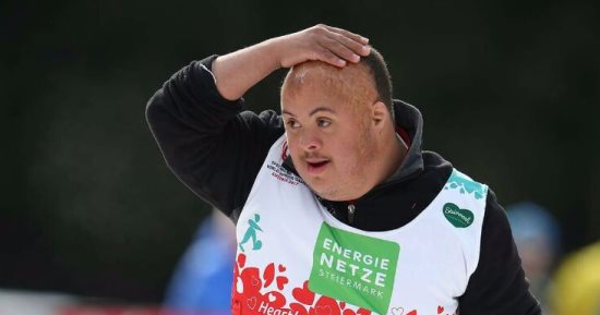 محمد عبده يفوز بفضية 200 متر جرى على الجليد فى الأولمبياد الخاص بالنمسا