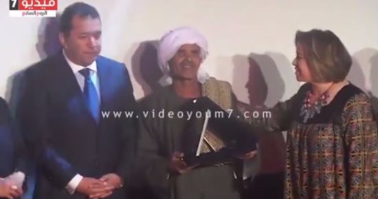 بالفيديو.. تعرف على الأب المثالى الذى خطف الأضواء فى عيد الأم