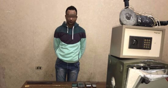 عاطل يستولى على 20 ألف جنيه ومجوهرات ربة منزل بدار السلام