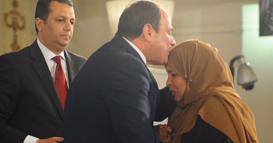 الأم المثالية ببنى سويف: قلت للرئيس ربنا يبارك فيك ويحفظك لمصر 