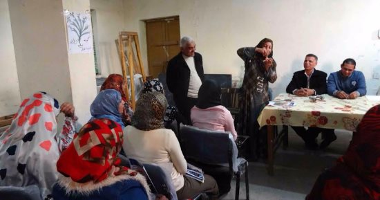 بالصور..تعليم سيدات محو الامية بمركز جهينة فى سوهاج المبادئ الأولية للسباكة