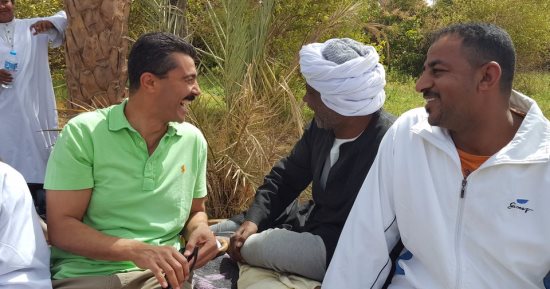 خالد النبوى ينشر صورته مع أهل أسوان فى كواليس "واحة الغروب"