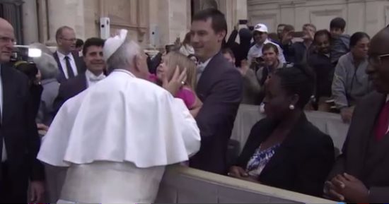 بالفيديو.. طفلة تنزع قلنسوة بابا الفاتيكان أثناء تقبيله لها