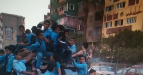 بالصور.. قارئ يرصد سيارة أجرة محملة بتلاميذ المدارس بطريق بهتيم