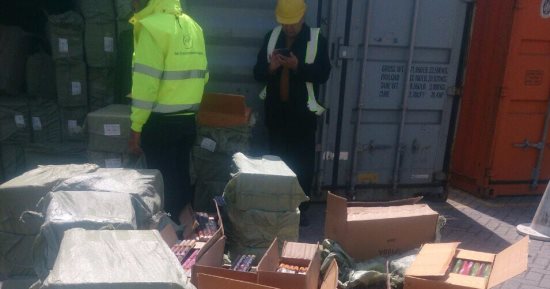 بالصور.. شرطة محور قناة السويس تضبط 25 طن ألعاب نارية داخل حاوية ببورسعيد