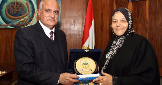 رئيس جامعة طنطا يهدى درع الجامعة للدكتورة هاجر سعد الدين