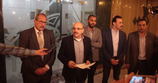 أعضاء نقابة الصحفيين المنسحبون يرفضون قرارات المجلس.. ويؤكدون: اجتماع اليوم باطل وسنتخذ إجراء قانونى..وعبد المحسن سلامة: لم نخالف اللائحة وأمد ايدي لهم.. وخالد ميرى: المجلس سيظل يجتمع وينفذ برنامجه 
