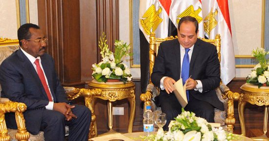 السيسي يتسلم رسالة من البشير تؤكد العلاقات الأخوية بين مصر والسودان