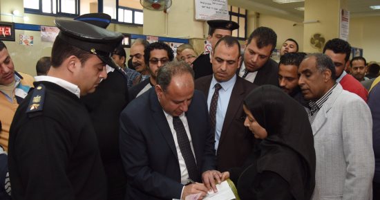 بالصور.. محافظ الاسكندرية يقوم بجولة مفاجئة لوحدة مرور محرم بك