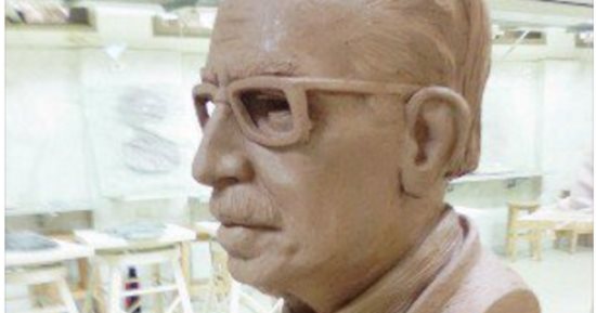 نحات يستعيد ذكريات تصميم تمثال المعمارى حسن فتحى