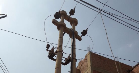 بالصور.. أهالى قرية بالقليوبية يشكون من أسلاك الضغط الكهربائى