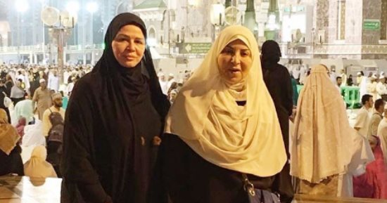 إلهام شاهين تهدى والدتها عمرة بمناسبة عيد الأم.. بصحبة بوسى