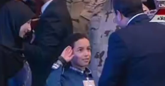 نجل أحد شهداء معركة الرفاعى يؤدى التحية العسكرية أمام الرئيس السيسي