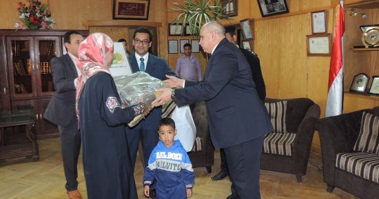 بالصور.. مدير أمن السويس يوزع هدايا على آسر المسجونين بمناسبة عيد الأم