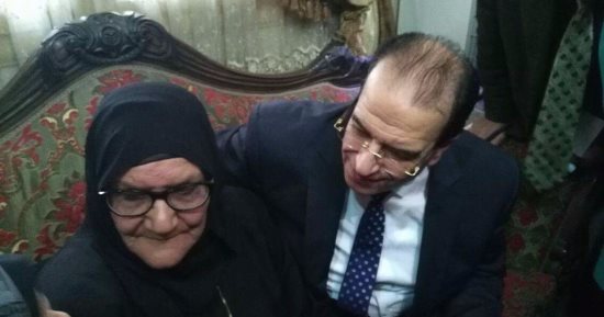 محافظ الدقهلية يلتقى الحاجة سبيلة المتبرعة بثروتها لـ "تحيا مصر"