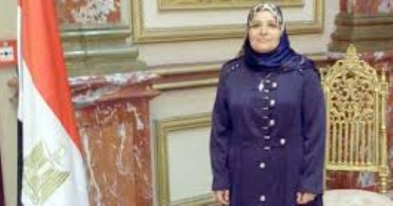 نائبة بالمنيا تتبرع برحلة عمرة لأم شهيد وتعيد بناء 4 منازل