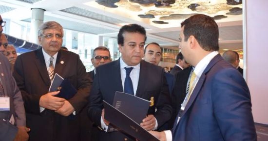 بالصور.. وزير التعليم العالى يتفقد معرض الشركات المشاركة فى مؤتمر السياحة 