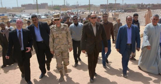 بالصور.. محافظ سوهاج يؤدى صلاة الجنازة على الشهيد محمد صديق بمركز أخميم