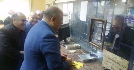 بالصور.. رئيس شركة المترو يتفقد المحطات ويبيع التذاكر للمواطنين