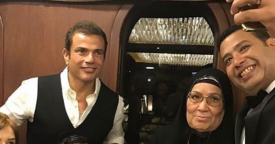 عمرو دياب يهنئ أحد أعضاء فرقته الموسيقية بمناسبة زفافه