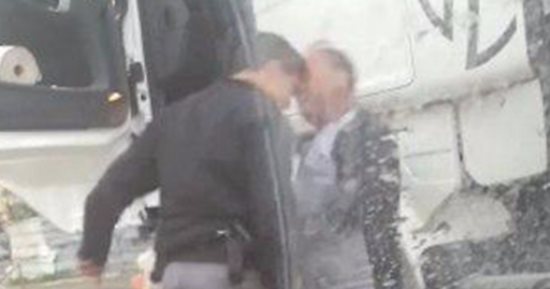بالفيديو.. التحقيق مع شرطى إسرائيلى لتعديه بالضرب على سائق عربى فى القدس