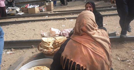 بالصور.. مزلقان قطار الباجور بالمنوفية يتحول لسوق فطير ومش