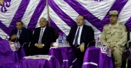 محافظ بنى سويف يقدم واجب العزاء لأسرة الشهيد المقدم يحى حسن