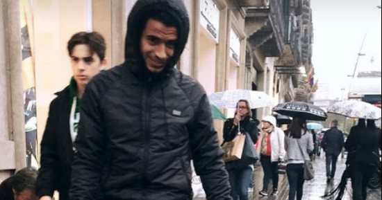 شاهد.. عمر جابر يحمل ابنه على كتفه فى شوارع سويسرا